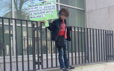 "Lyme-enfant" devant" le ministère de la Santé en mars 2014 ©Lyme-Enfant